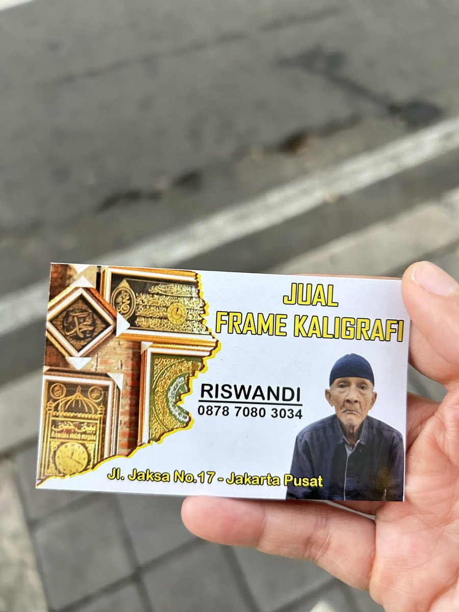 mamahmuda1_'s tweet photo. GAIS siapa yang butuh kaligrafi bisa larisin di Bapak nya yuk, tadi aku ketemu di depan Sarinah. Terus Bapaknya juga kasih kartu nama katanya kalau mau mesen 🌿🪽🤍
cc: nadyaanggel https://t.co/O5nDFCss3r