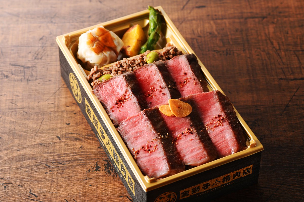 FightersPR's tweet photo. ＼ 金獅子精肉店が大幅リニューアル！／

ステーキ弁当は、
旨みあふれる十勝彩美牛を使用🐮

さらに、「肉寿司＆肉惣菜盛り合わせ」が新登場！
ぜひご賞味ください🍴

📍1F FIELD LEVEL Sec.119

#えふめし #lovefighters https://t.co/uvP3fTjpLy