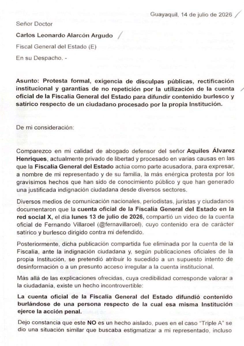 DrJulioCueva's tweet photo. A LA CIUDADANÍA…

Hago pública la carta de protesta respecto de los hechos suscitados el día de ayer sobre un video compartido desde la cuenta institucional de la Fiscalía.

La comparto también por respeto a las miles de personas que, sin ser parte del proceso, manifestaron su indignación al ver cómo una cuenta oficial del órgano encargado de investigar y acusar utilizó su investidura institucional para amplificar contenido de ridiculización, estigmatización y escarnio público contra una persona procesada por esa misma institución.

Las redes sociales oficiales de un órgano del Estado no existen para la burla, la propaganda, el activismo ni la descalificación de ciudadanos. Existen para informar con seriedad, objetividad y respeto.

Cuando una institución cruza esa línea, el silencio deja de ser una opción.

Por ello exigimos disculpas públicas, rectificación, una investigación seria, sanciones a los responsables y garantías efectivas de no repetición.

@FiscaliaEcuador