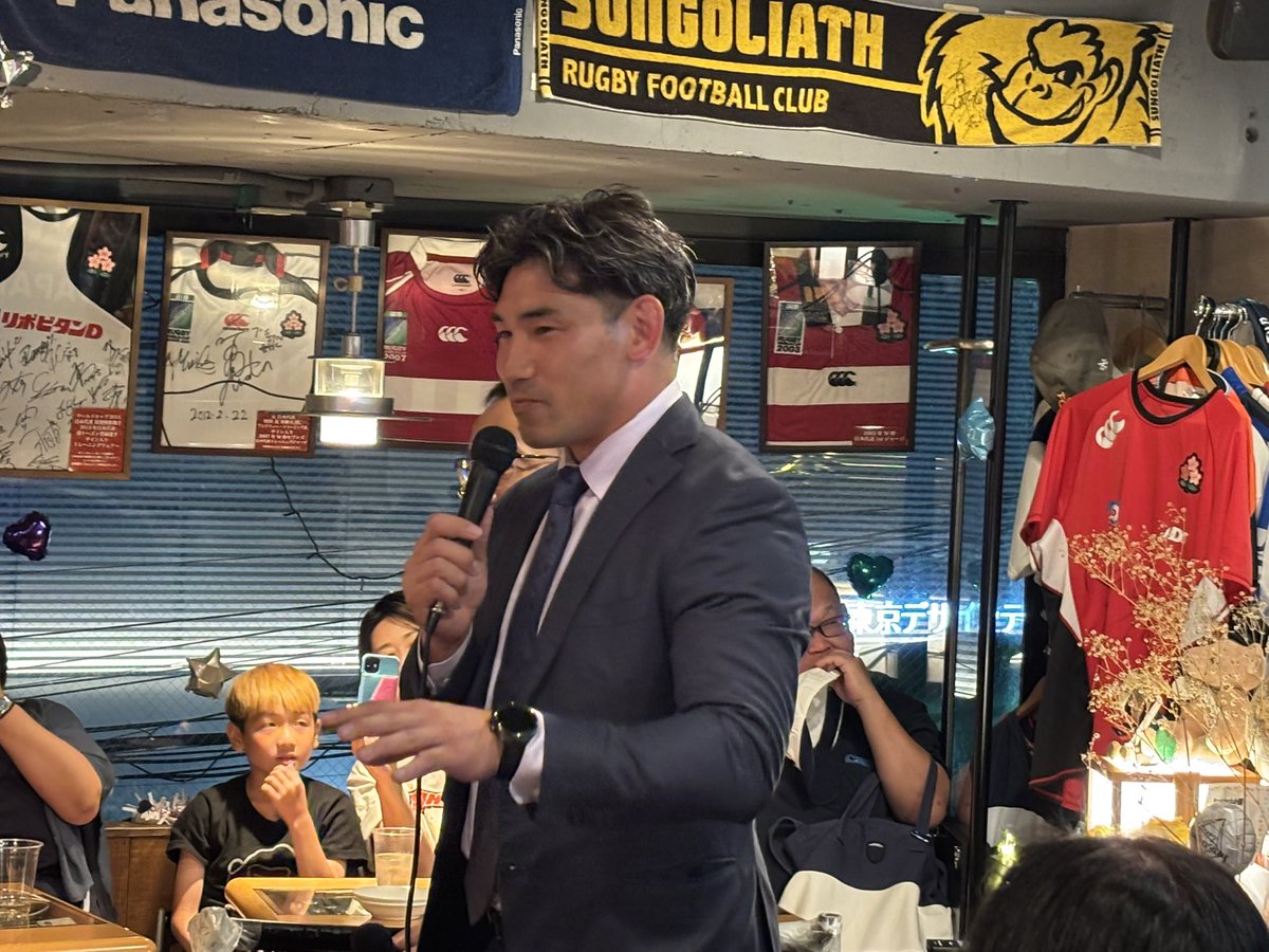 NoSide_Club's tweet photo. . 
今でも昨日のことのように覚えています。
「僕、日本代表になりたいんじゃないんです。なります！」
13年前、真紅のジャージのスキッパーを務めていた頃、
ノーサイドクラブのカウンター端の席でこの方から直接言われた言葉です。

115回目を数えるノーサイドライブ、
今回のゲストは今シーズンで勇退を決めた
もと日本代表/東京サントリーサンゴリアスの中村亮土さん。
鍛え抜かれた体躯にビシッとしたスーツ姿が
めちゃくちゃ男前でカッコいい！
入場するや否や黄色い歓声とほぼ全員のスマホカメラに囲まれる中、
会は賑やかにスタートしました！

話題は引退を決めた経緯に始まり、中村さんのキャリア振り返りへと。
アグレッシブの方向を間違えていたというサッカーに明け暮れた小・中学生。
高校で出会い、人生と人間性を変えてくれたラグビー。
底辺からキャプテンへとのし上がり、さらには日本一にまで上り詰めた帝京大学。
社会人としての厳しさとなかなか試合に出れない苦しさ、
尽きない葛藤に日々悩み抜き続けたサントリー初期。
首脳陣へのアピールや試合に出れないもどかしさに対し、
余計なことを考えず、自分の番が来た時に最高のパフォーマンスが出来るように準備の徹底、
それだけにフォーカス先を変えたことで自分を取り巻く環境が劇的に変化していった社会人中期。
2018年、ラグビー人生の大きなターニングポイントだったという
聖地トウィッケナムにおけるイングランド戦、80,000人の大観衆の中での大活躍、
そして、ジェイミーHCと唯一の憧れだったというトニー・ブラウンコーチのもと
悲願のベスト8入りを果たし、日本ラグビーの歴史を変えたW杯2019。

まさに"やり切った"という言葉がふさわしい、
良い意味での苦しさと破格の歓び、誇りに満ち溢れた充実のキャリア。

今後は色々なメディアでも取り上げられていますが、
自分を育ててくれたラグビーへの恩返しとして
日本におけるラグビーのより一層の価値向上と
それを実現すべく日本ラグビー協会長を目指すために、
あえて楕円球のない外海へと飛び出し、知人の会社にて
営業、マネージメント、そして会社や商品の価値向上の業務に携わっていく、
とのことでした！
(200社以上の取引先をお一人でご担当されるそうです！)

熱く爽やかでスマート、
簡潔明瞭な言葉選びと優しくも熱量たっぷりな語り口調。
とても温かく、そして究極の負けず嫌い(笑)。
その負けず嫌いが功を奏してか、
プレゼント争奪じゃんけん大会では
40名以上ものご参加の皆さまを相手に中村さんのじゃんけんが強すぎて
何度もやり直しになるほど(笑)
間違いなくノーサイドライブ史上、最強のじゃんけんゲストでした(笑)！

お店として幾度となくイベントにゲスト出演頂いたことはもちろん、
個人的にも会食やボーリングまでご一緒させて頂いたこともあり、
中村亮土さんはノーサイドクラブにとっても、本当に特別な選手/お人です。

「僕、日本ラグビー協会長になってもっともっと日本ラグビーの価値を上げます！」
冒頭同様、この言葉もきっと実現してくれるのではないかと思います！
中村亮土さんの人生のセカンドステージを 
みんなで応援したいですね！  

ゲストの中村亮土さん、MCの村上さん、  
スタッフの弘江ちゃん、日暮さん、達也君、
そしてご参加頂いた40名もの皆さま、  この度も本当に有り難うございました！