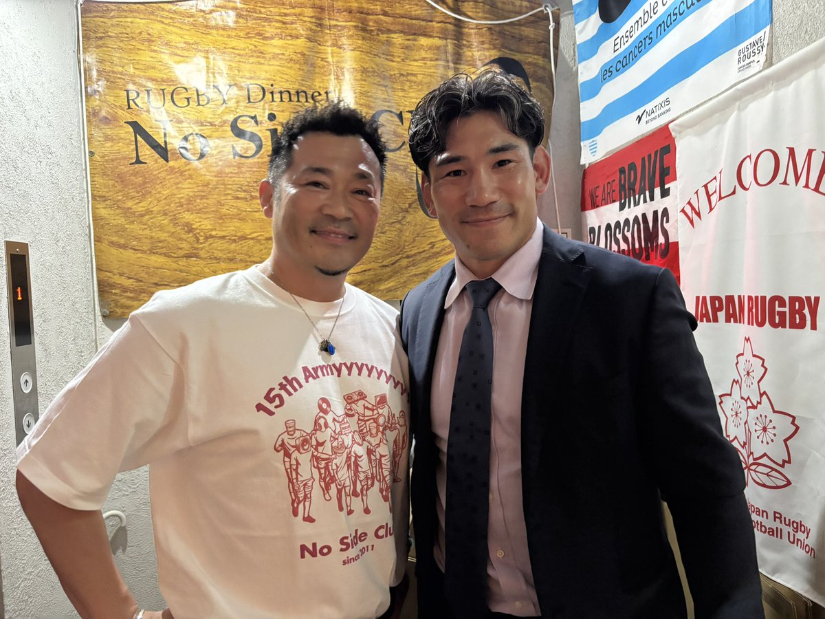 NoSide_Club's tweet photo. . 
今でも昨日のことのように覚えています。
「僕、日本代表になりたいんじゃないんです。なります！」
13年前、真紅のジャージのスキッパーを務めていた頃、
ノーサイドクラブのカウンター端の席でこの方から直接言われた言葉です。

115回目を数えるノーサイドライブ、
今回のゲストは今シーズンで勇退を決めた
もと日本代表/東京サントリーサンゴリアスの中村亮土さん。
鍛え抜かれた体躯にビシッとしたスーツ姿が
めちゃくちゃ男前でカッコいい！
入場するや否や黄色い歓声とほぼ全員のスマホカメラに囲まれる中、
会は賑やかにスタートしました！

話題は引退を決めた経緯に始まり、中村さんのキャリア振り返りへと。
アグレッシブの方向を間違えていたというサッカーに明け暮れた小・中学生。
高校で出会い、人生と人間性を変えてくれたラグビー。
底辺からキャプテンへとのし上がり、さらには日本一にまで上り詰めた帝京大学。
社会人としての厳しさとなかなか試合に出れない苦しさ、
尽きない葛藤に日々悩み抜き続けたサントリー初期。
首脳陣へのアピールや試合に出れないもどかしさに対し、
余計なことを考えず、自分の番が来た時に最高のパフォーマンスが出来るように準備の徹底、
それだけにフォーカス先を変えたことで自分を取り巻く環境が劇的に変化していった社会人中期。
2018年、ラグビー人生の大きなターニングポイントだったという
聖地トウィッケナムにおけるイングランド戦、80,000人の大観衆の中での大活躍、
そして、ジェイミーHCと唯一の憧れだったというトニー・ブラウンコーチのもと
悲願のベスト8入りを果たし、日本ラグビーの歴史を変えたW杯2019。

まさに"やり切った"という言葉がふさわしい、
良い意味での苦しさと破格の歓び、誇りに満ち溢れた充実のキャリア。

今後は色々なメディアでも取り上げられていますが、
自分を育ててくれたラグビーへの恩返しとして
日本におけるラグビーのより一層の価値向上と
それを実現すべく日本ラグビー協会長を目指すために、
あえて楕円球のない外海へと飛び出し、知人の会社にて
営業、マネージメント、そして会社や商品の価値向上の業務に携わっていく、
とのことでした！
(200社以上の取引先をお一人でご担当されるそうです！)

熱く爽やかでスマート、
簡潔明瞭な言葉選びと優しくも熱量たっぷりな語り口調。
とても温かく、そして究極の負けず嫌い(笑)。
その負けず嫌いが功を奏してか、
プレゼント争奪じゃんけん大会では
40名以上ものご参加の皆さまを相手に中村さんのじゃんけんが強すぎて
何度もやり直しになるほど(笑)
間違いなくノーサイドライブ史上、最強のじゃんけんゲストでした(笑)！

お店として幾度となくイベントにゲスト出演頂いたことはもちろん、
個人的にも会食やボーリングまでご一緒させて頂いたこともあり、
中村亮土さんはノーサイドクラブにとっても、本当に特別な選手/お人です。

「僕、日本ラグビー協会長になってもっともっと日本ラグビーの価値を上げます！」
冒頭同様、この言葉もきっと実現してくれるのではないかと思います！
中村亮土さんの人生のセカンドステージを 
みんなで応援したいですね！  

ゲストの中村亮土さん、MCの村上さん、  
スタッフの弘江ちゃん、日暮さん、達也君、
そしてご参加頂いた40名もの皆さま、  この度も本当に有り難うございました！