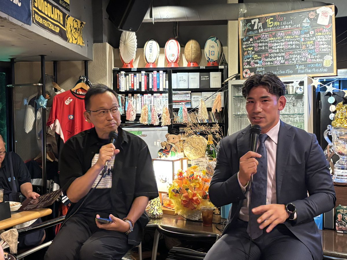NoSide_Club's tweet photo. . 
今でも昨日のことのように覚えています。
「僕、日本代表になりたいんじゃないんです。なります！」
13年前、真紅のジャージのスキッパーを務めていた頃、
ノーサイドクラブのカウンター端の席でこの方から直接言われた言葉です。

115回目を数えるノーサイドライブ、
今回のゲストは今シーズンで勇退を決めた
もと日本代表/東京サントリーサンゴリアスの中村亮土さん。
鍛え抜かれた体躯にビシッとしたスーツ姿が
めちゃくちゃ男前でカッコいい！
入場するや否や黄色い歓声とほぼ全員のスマホカメラに囲まれる中、
会は賑やかにスタートしました！

話題は引退を決めた経緯に始まり、中村さんのキャリア振り返りへと。
アグレッシブの方向を間違えていたというサッカーに明け暮れた小・中学生。
高校で出会い、人生と人間性を変えてくれたラグビー。
底辺からキャプテンへとのし上がり、さらには日本一にまで上り詰めた帝京大学。
社会人としての厳しさとなかなか試合に出れない苦しさ、
尽きない葛藤に日々悩み抜き続けたサントリー初期。
首脳陣へのアピールや試合に出れないもどかしさに対し、
余計なことを考えず、自分の番が来た時に最高のパフォーマンスが出来るように準備の徹底、
それだけにフォーカス先を変えたことで自分を取り巻く環境が劇的に変化していった社会人中期。
2018年、ラグビー人生の大きなターニングポイントだったという
聖地トウィッケナムにおけるイングランド戦、80,000人の大観衆の中での大活躍、
そして、ジェイミーHCと唯一の憧れだったというトニー・ブラウンコーチのもと
悲願のベスト8入りを果たし、日本ラグビーの歴史を変えたW杯2019。

まさに"やり切った"という言葉がふさわしい、
良い意味での苦しさと破格の歓び、誇りに満ち溢れた充実のキャリア。

今後は色々なメディアでも取り上げられていますが、
自分を育ててくれたラグビーへの恩返しとして
日本におけるラグビーのより一層の価値向上と
それを実現すべく日本ラグビー協会長を目指すために、
あえて楕円球のない外海へと飛び出し、知人の会社にて
営業、マネージメント、そして会社や商品の価値向上の業務に携わっていく、
とのことでした！
(200社以上の取引先をお一人でご担当されるそうです！)

熱く爽やかでスマート、
簡潔明瞭な言葉選びと優しくも熱量たっぷりな語り口調。
とても温かく、そして究極の負けず嫌い(笑)。
その負けず嫌いが功を奏してか、
プレゼント争奪じゃんけん大会では
40名以上ものご参加の皆さまを相手に中村さんのじゃんけんが強すぎて
何度もやり直しになるほど(笑)
間違いなくノーサイドライブ史上、最強のじゃんけんゲストでした(笑)！

お店として幾度となくイベントにゲスト出演頂いたことはもちろん、
個人的にも会食やボーリングまでご一緒させて頂いたこともあり、
中村亮土さんはノーサイドクラブにとっても、本当に特別な選手/お人です。

「僕、日本ラグビー協会長になってもっともっと日本ラグビーの価値を上げます！」
冒頭同様、この言葉もきっと実現してくれるのではないかと思います！
中村亮土さんの人生のセカンドステージを 
みんなで応援したいですね！  

ゲストの中村亮土さん、MCの村上さん、  
スタッフの弘江ちゃん、日暮さん、達也君、
そしてご参加頂いた40名もの皆さま、  この度も本当に有り難うございました！