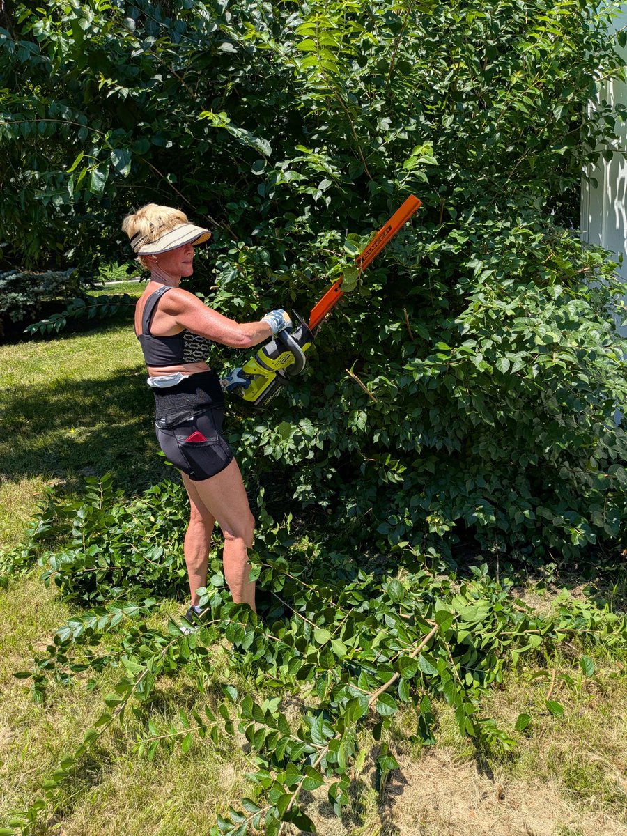 PaulaMaier3's tweet photo. The wedding was much more glamorous then 4 hours of bush trimming
at my son’s house for law school! 🥵
#HardWorkingWoman
#Mom https://t.co/f8hn8qbs9y