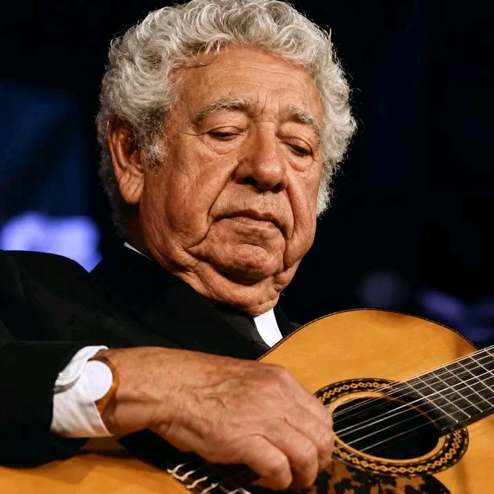 cuencachangui's tweet photo. Carlos Puebla. Cantor patriótico y popular.  "Como no me voy a reír de la OEA" "Si no fuera por Emiliana" y el bolerazo "Quiero hablar contigo". Su legado prevalece. https://t.co/cX9EsAGyMV