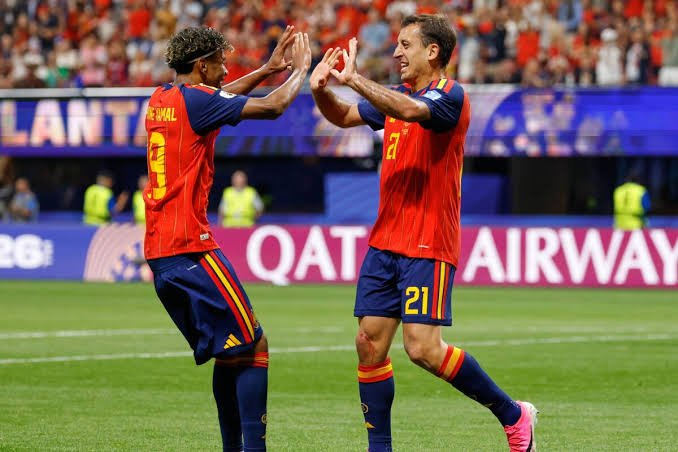 ojikneyasyah1's tweet photo. Spanyol membangun Sistem, tidak bergantung pada Individu "super"! 

Lini belakang: 
- Pau Cubarsi (19 tahun - 48 caps Barcelona musim lalu) 
- Aymeric Laporte (32 tahun-30 caps Bilbao musim lalu, pindah dari Al Nassr di September 2025) 

Lini depan: 
- Lamine Yamal (19 tahun - 45 caps Barcelona musim lalu- 24 goals - 17 assists)
- Mikel Oyarzabal (29 tahun - 40 caps Sociedad musim lalu - 18 goals - 4 assists). 

Perpaduan wonderkid Barcelona & senior Flamboyan di klub papan tengah jadi kunci Barcelona. 

Squad ini tidak sematang generasi emas juara Piala Dunia 2010. Tapi mereka membangun sistem, jadi meskipun kalah mewah tapi tidak kalah solid. 

Calon kuat juara seperti prediksi EA Sport? 🙄🙄