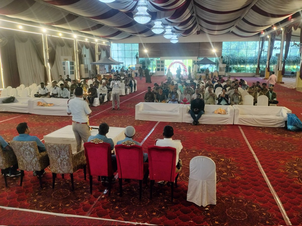JpnagarTrfPs's tweet photo. ಜೆ.ಪಿ ನಗರ ಸಂಚಾರ ಪೊಲೀಸ್ ಠಾಣಾ ಸರಹದಿನಲ್ಲಿ ವಾಹನ ಚಾಲಕರಿಗೆ/ಸವಾರರಿಗೆ 
''ಏಕಮುಖ ರಸ್ತೆಯಲ್ಲಿ ದಿಕ್ಕಿಗೆ ವಿರುದ್ಧ ಚಾಲನೆ ಮಾಡದಂತೆ,
"ವಾಹನ ಚಲಾಯಿಸುವಾಗ ಮೊಬೈಲ್ ಬಳಸದಂತೆ,
"ಮದ್ಯಪಾನ ಮಾಡಿ ವಾಹನ ಚಲಾಯಿಸದಂತೆ, ಹಾಗೂ ಇತರೆ ಸಂಚಾರ ನಿಯಮಗಳು ಪಾಲನೆ ಮಾಡುವಂತೆ ಅರಿವು ಮೂಡಿಸಲಾಯಿತು.
@acpsouthtrf
@DCPSouthTrBCP @blrcitytraffic https://t.co/1wxuqMfIhl