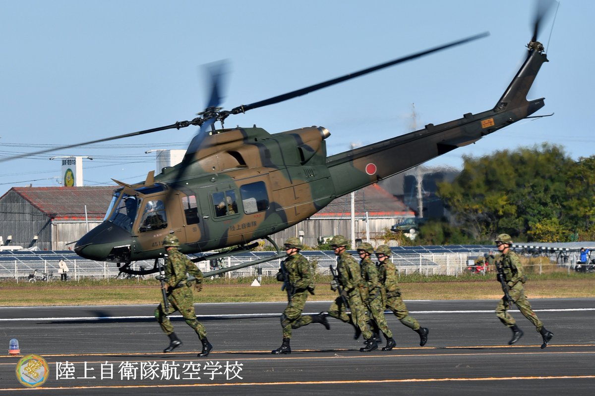 CampAkeno's tweet photo. 【#明野の撮っておき】
#陸上自衛隊航空学校 で写真を教えるプロ「写真陸曹」の写真をご紹介するコーナーです🫡
２０２５年度航空祭でも注目を集めた島嶼（とうしょ）防衛の行動展示の瞬間です！
#久居駐屯地  の  #第３３普通科連隊  と協同した離島奪還の一場面からです。 https://t.co/ogbdzo8gj8