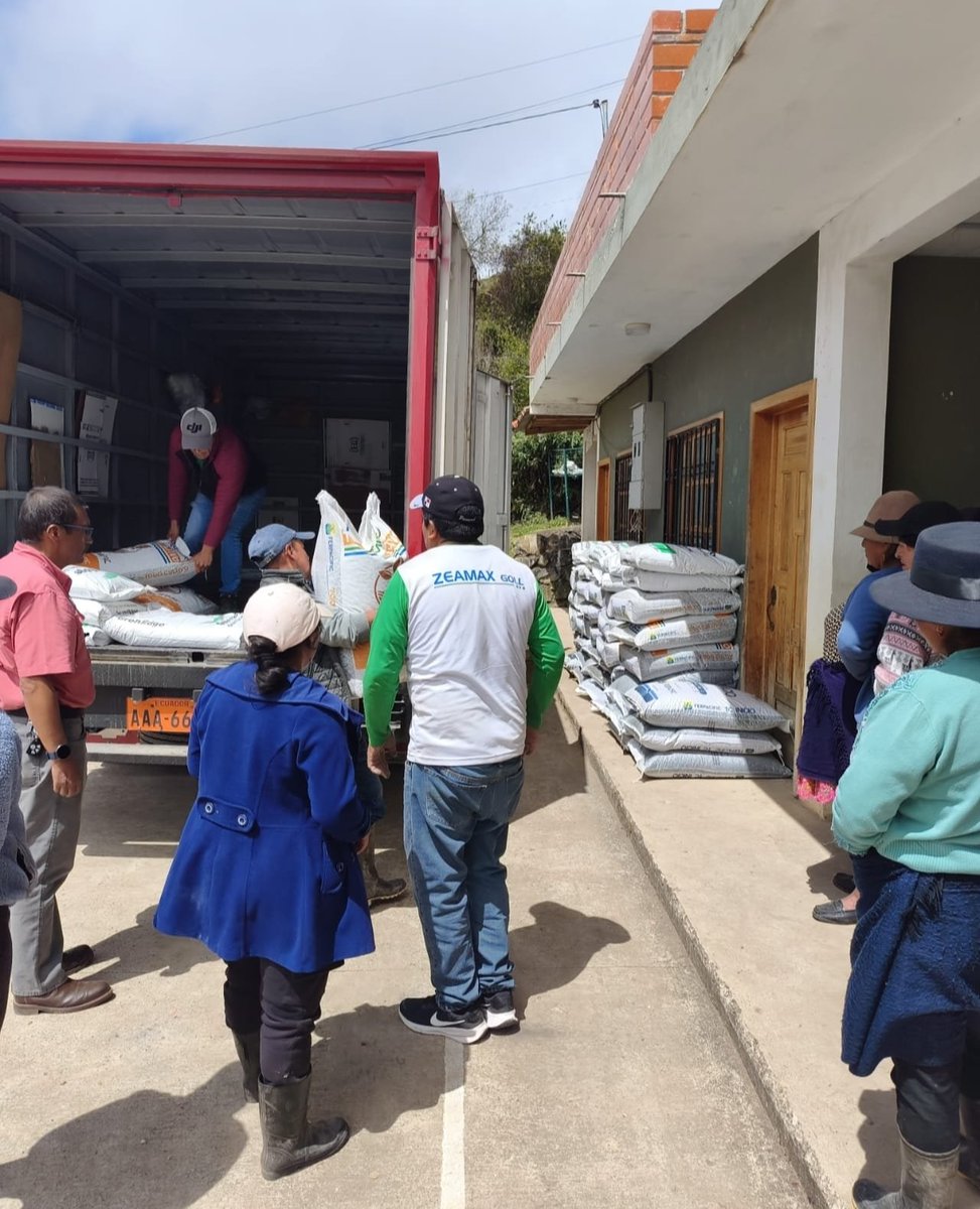 Agricultura_CZ6's tweet photo. #Azuay | En la parroquia Jima #Sígsig, capacitamos a productores en mejoramiento de pastos y entregamos paquetes tecnológicos subvencionados para mejorar la nutrición de los pastos para alimentación del ganado de las comunidades de Zhipta y Cuzhig. 🐄 https://t.co/JM5okTHbv9