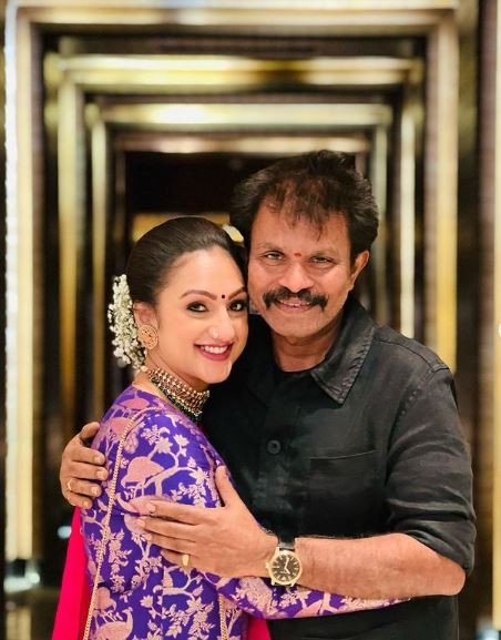 kayaldevaraj's tweet photo. July 15th

Commercial Director #Hari - Actress #Pritha 's 24th Wedding Anniversary 

Congratulations 🎉 

#Vijayakumar #Manjula https://t.co/hJJb6UhEX1