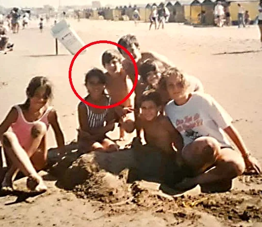 FotosFamiliaMdP's tweet photo. Lionel Messi y Antonella Roccuzzo en Mar del Plata cuando tenían 10 años. La historia de esta foto en https://t.co/9iotrYfbnm https://t.co/x4ecrMRaF1
