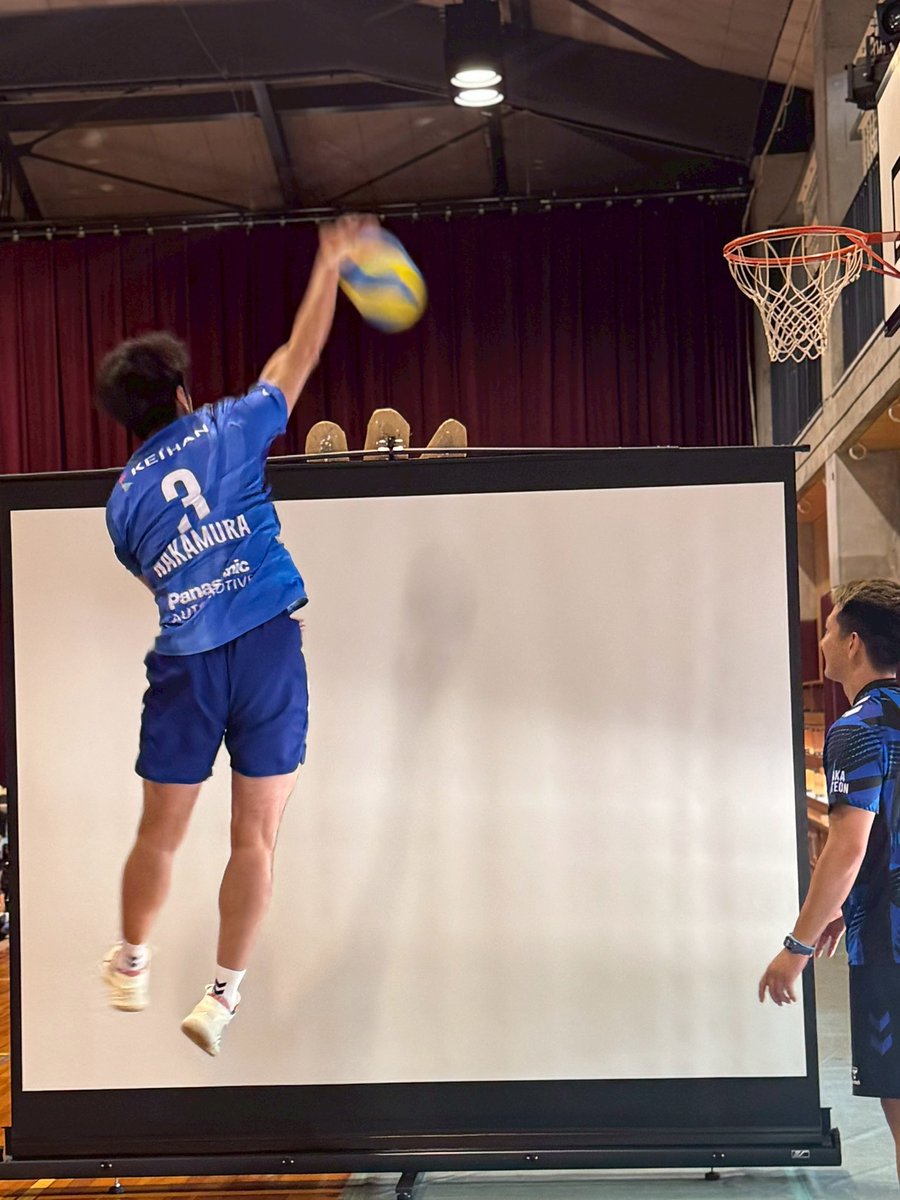 OSAKA__BLUTEON's tweet photo. 🔷ブルテオン情報🔷
/
大阪府トップアスリート
小学校ふれあい事業🏐
\
7/14(火)は大阪府立交野支援学校に訪問し、バレーボール教室を実施👏👏
たくさんパワーをいただきました!
ご参加いただいた皆さん、ありがとうございました🍀✨
#伊賀亮平 #中村駿介 #竹内慶多
#BLUEACTION #京阪
#大阪ブルテオン
#OSAKABLUTEON