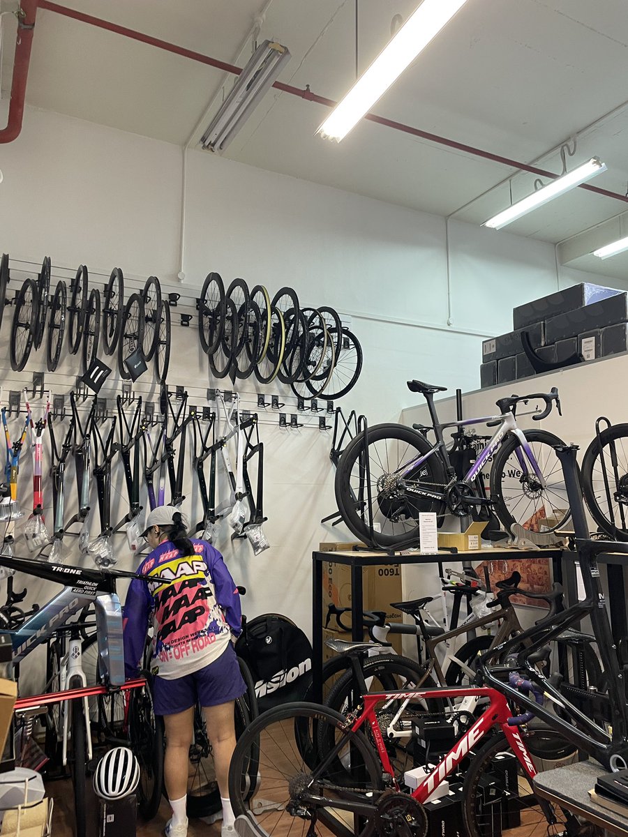 Luckydociam's tweet photo. Visited singapore met some new friends and brought to this one bike workshop.

https://t.co/gdbB1ezo9M https://t.co/h5No7vjGYd