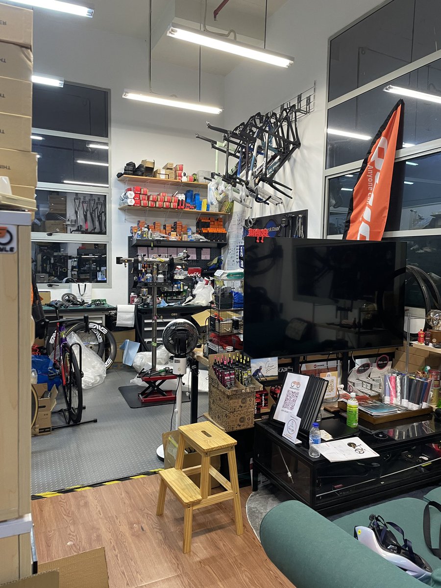 Luckydociam's tweet photo. Visited singapore met some new friends and brought to this one bike workshop.

https://t.co/gdbB1ezo9M https://t.co/h5No7vjGYd