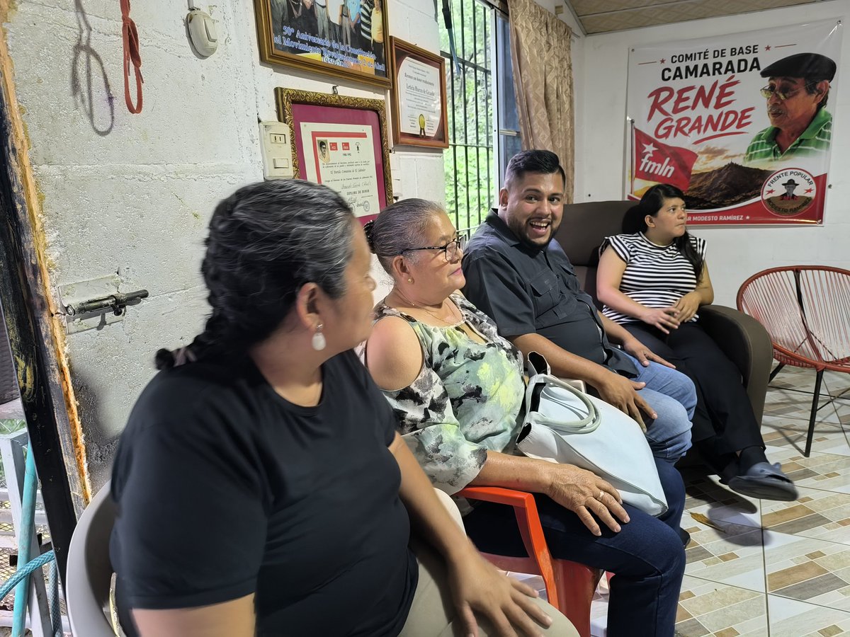 SimonPaz_Sv's tweet photo. Tuvimos un interesante conversatorio con compañeros y compañeras del Comité de Base René Grande de Santa Marta #SanSalvador San Salvador Centro.

Les agradezco por sus reflexiones y aportes, estamos seguros que juntos mejoraremos nuestras comunidades.

#SanSalvadorCentro
#FMLN https://t.co/2Bymk4tRA8