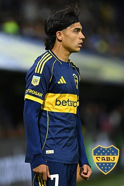 PePixeneize's tweet photo. ¿ SE VA EL CHANGO ?

#Boca y #Napoli cierran los últimos detalles de la transferencia de Exequiel Zeballos.

📌La operación rondaría los €8M por todo concepto y entra en la etapa final. 

✍️ el delantero ya firmó su contrato por cuatro temporadas. https://t.co/Uhlibys8Gx