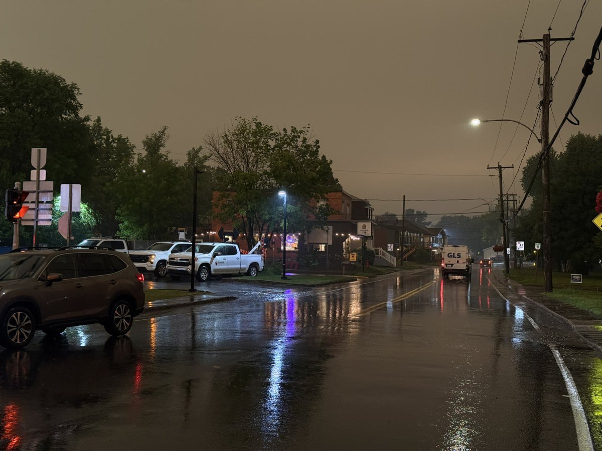 xtremcase's tweet photo. Fumée des feux de forêts sur le centre du Québec aujourd'hui #meteoqc https://t.co/ab1P9Hfq8Q