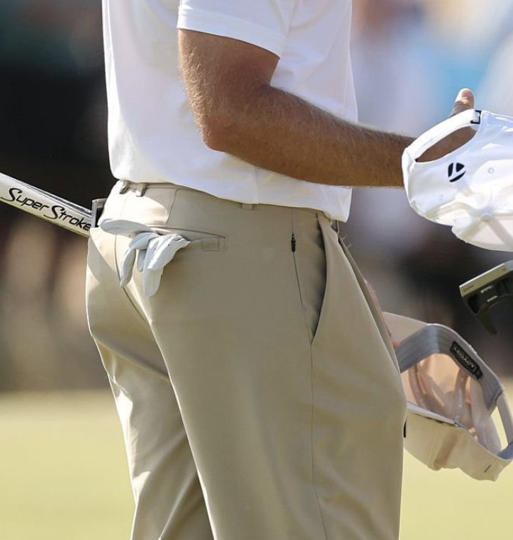 _raymondwill's tweet photo. Is Tommy Fleetwood wearing an unreleased pair of Sun Day Red's Dynam Classic Pants?

Possibly an upcoming pleated relaxed version....

He's been wearing a belted, relaxed, pleated pant throughout the Scottish Open and the preview days of The Open... https://t.co/Kggkf5Qn8T