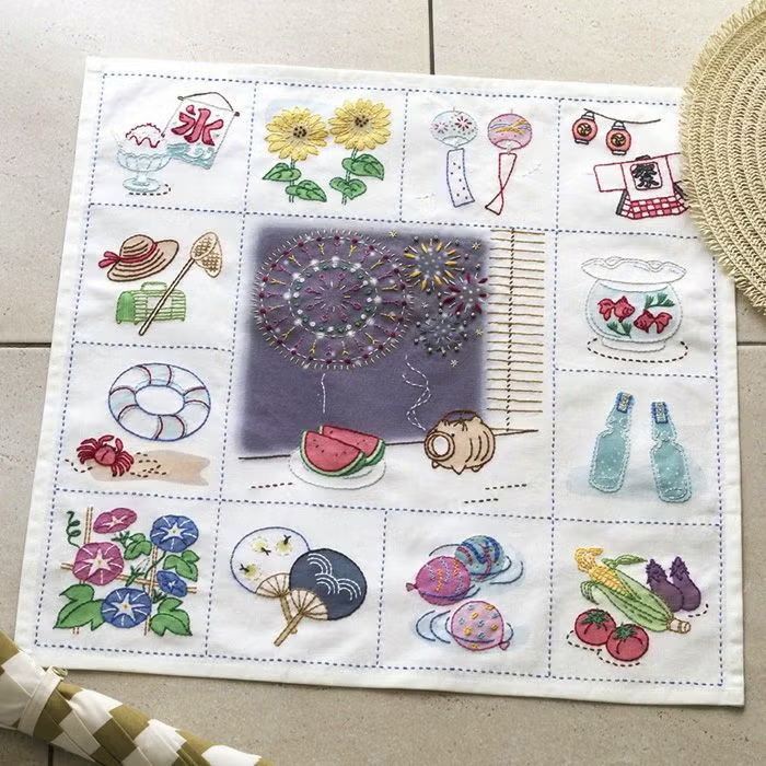 hobbyra_hobbyre's tweet photo. 🌻【入荷しました】
どこか懐かしい夏の風物詩を多色印刷した土台布に、ビーズやラメ糸をプラスした刺しゅうで仕上げる「ステッチクロス＜夏＞」。

きらりと輝くビーズやラメ糸が作品に彩りを添え、夏らしい情景をいきいきと表現します。
手づくりの時間をお楽しみください✨

▼商品はこちら
https://t.co/GXiOsRid0y

▼再入荷商品一覧はこちら
https://t.co/MMqGyltae8

#ホビーラホビーレ #刺しゅう #クロスステッチ #ハンドメイド #夏の手づくり