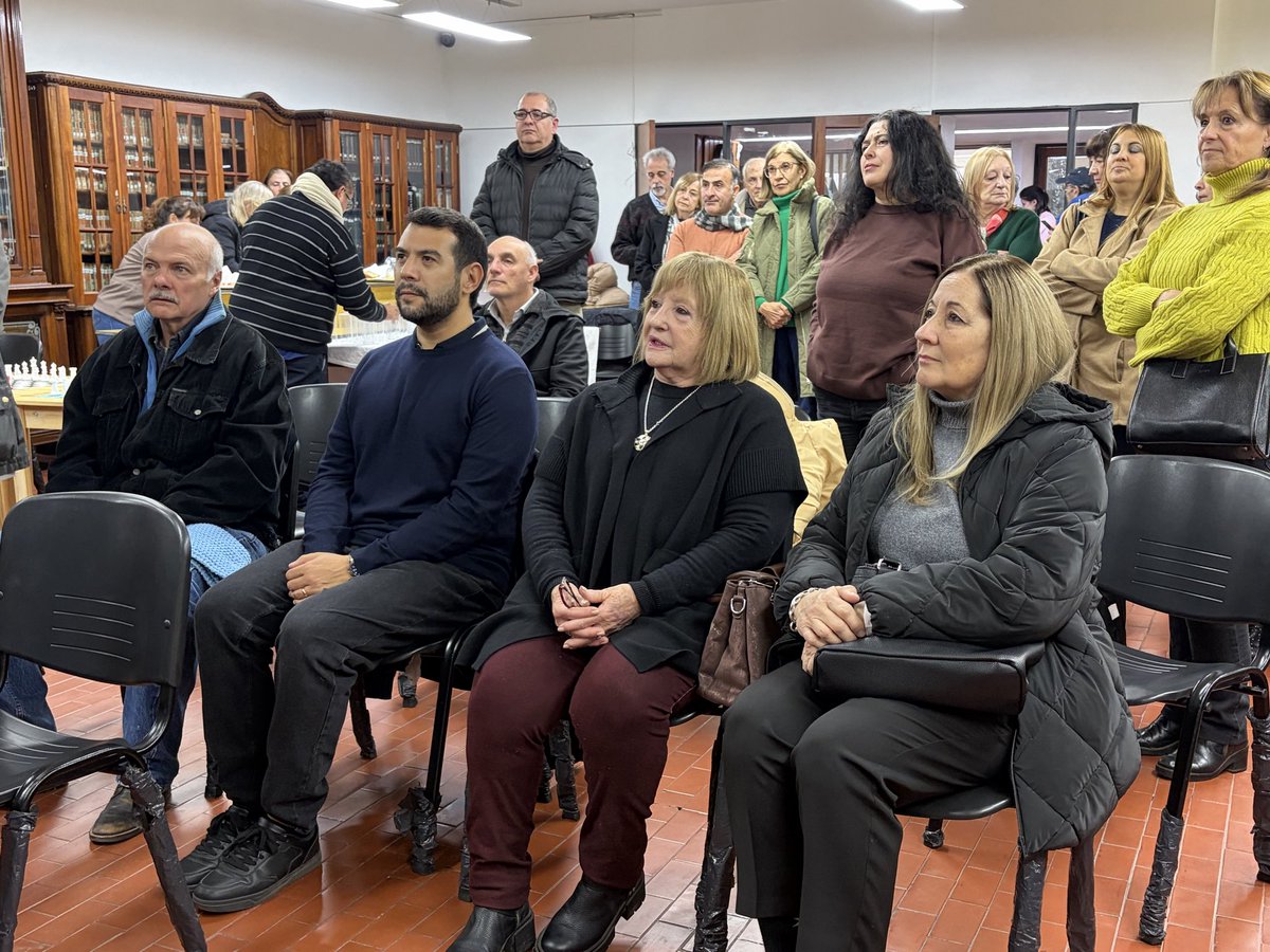 MuniChivilcoy's tweet photo. 📚 La Biblioteca Popular "Antonio Novaro" celebra un nuevo aniversario.

Desde hace años, este espacio es un verdadero patrimonio cultural de Chivilcoy, promoviendo la lectura, el conocimiento y el encuentro de generaciones de vecinos.

En este nuevo aniversario, funcionarios y vecinos  saludamos a quienes forman parte de la institución y trabajan diariamente para mantener viva su historia y fortalecer su valioso aporte a la comunidad.

¡Feliz aniversario a la Biblioteca Popular "Antonio Novaro"! 🎉📖💙

@BritosGuillermo