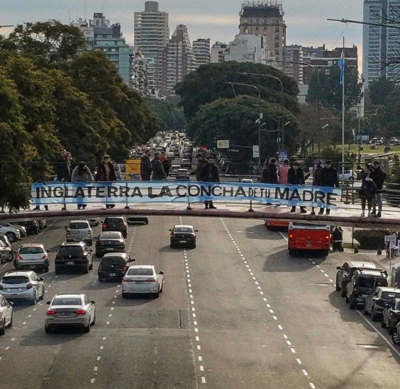 _arielmayo's tweet photo. "Es solo un partido de fútbol". 

Bueno (?) https://t.co/rBdx4Jmunm