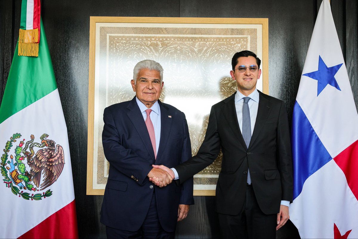 as_salazar's tweet photo. Presidente Mulino es recibido con honores en México

El presidente de la República, @JoseRaulMulino llegó este martes a Ciudad de México, donde fue recibido con los más altos honores previo a su encuentro oficial con su homóloga Claudia Sheinbaum Pardo. En esta cita, ambos gobernantes abordarán temas de la agenda bilateral, tales como comercio, inversiones, integración regional y cooperación.

La agenda presidencial de Mulino también abrirá espacio para temas de cooperación científica y tecnológica, así como asuntos multilaterales. A la vez, Mulino promoverá la participación de México en el Foro Económico Internacional América Latina y el Caribe 2027, que se desarrollará el próximo año en Panamá.
En el recibimiento del presidente Mulino participaron, en representación del Gobierno mexicano: Roberto Velasco, secretario de Relaciones Exteriores; Raquel Serur, subsecretaria para América Latina y el Caribe; y Carlos Imanol Belausteguigoitia, director general para Centroamérica y el Caribe, entre otros.

El presidente Mulino llegó a México acompañado de la primera dama, Maricel Cohen de Mulino. En la delegación oficial también se encuentran el canciller, Javier Martínez Acha; los ministros Julio Moltó (Comercio e Industrias), Roberto Linares (Desarrollo Agropecuario),José Ramón Icaza (Asuntos del Canal), y la secretaria de Asuntos Económicos y Competitividad, Kristelle Getzler.
@moltojulio 
@javierachapma 
@jricazac 
@kristie1510