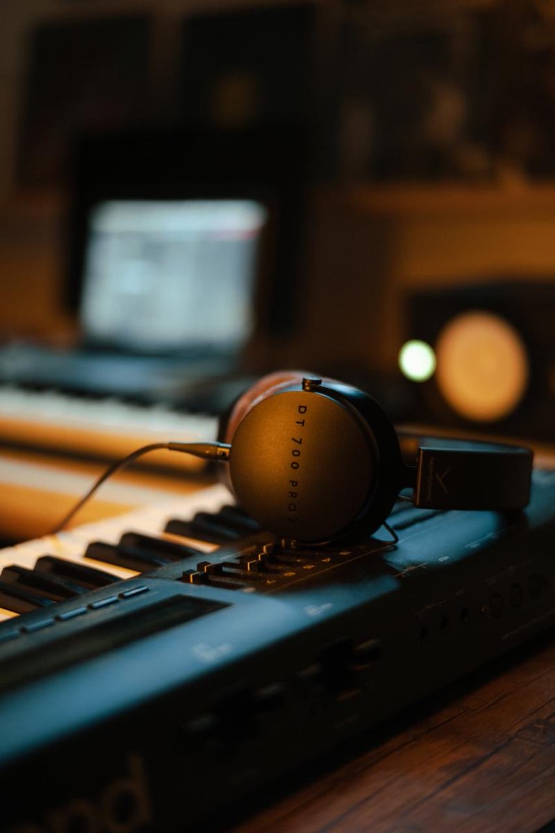 Blackvoltaudio's tweet photo. Los DT 700 PRO X fueron diseñados para ofrecer una respuesta equilibrada y una reproducción precisa, características que son indispensables para tomar decisiones acertadas durante la grabación, el monitoreo y la mezcla. https://t.co/s8kzZld6w7
