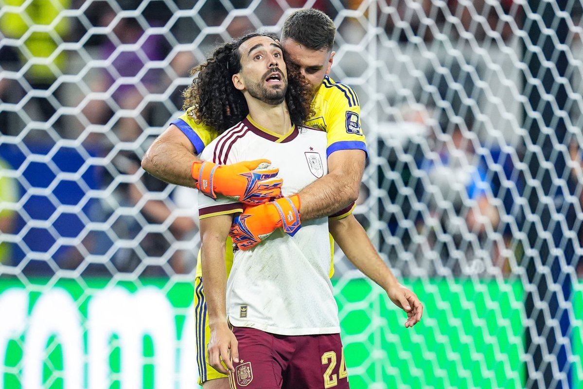 EspanaHQ's tweet photo. Unai Simón &amp; Marc Cucurella 
#FRAESP
#VamosEspaña | #FIFAWorldCup https://t.co/y9mSDozmbR