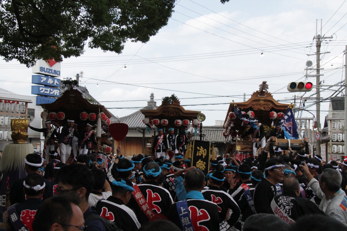 sanogawa_yagura's tweet photo. 10年前の平成28年10月9日日曜日の波太神社宮入りを振り返ります。14時30分になりまずは西鳥取地区のやぐらが宮入り、我が貝掛の宮入り前に酒盛りしたかったのですが自称「地車写真家」としてこの時ばかりは撮影に必死でした。 #やぐら #地車 #阪南 #阪南市 #波有手組 #西鳥取上組 #榮組 https://t.co/5WZ0cj2LkQ