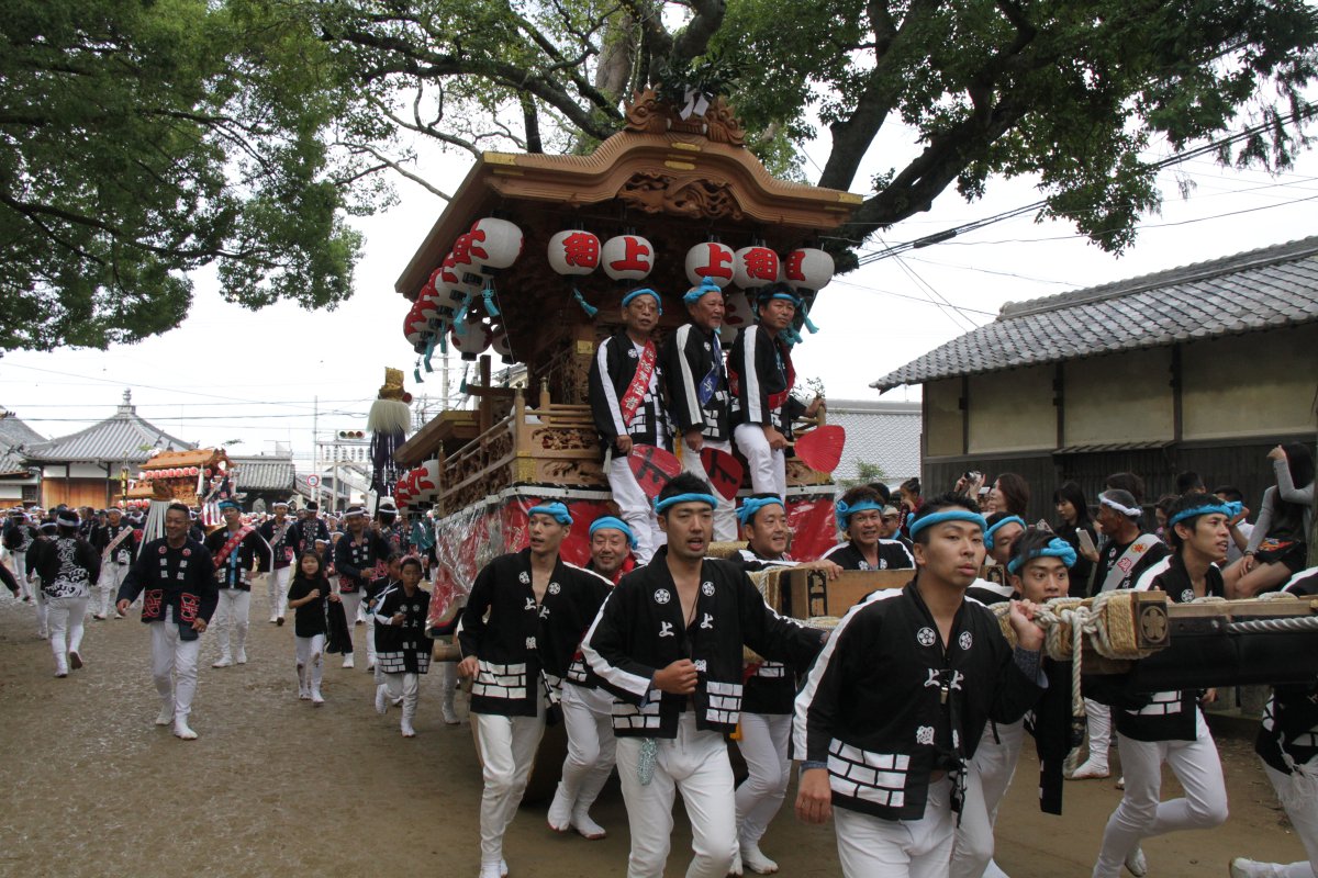 sanogawa_yagura's tweet photo. 10年前の平成28年10月9日日曜日の波太神社宮入りを振り返ります。14時30分になりまずは西鳥取地区のやぐらが宮入り、我が貝掛の宮入り前に酒盛りしたかったのですが自称「地車写真家」としてこの時ばかりは撮影に必死でした。 #やぐら #地車 #阪南 #阪南市 #波有手組 #西鳥取上組 #榮組 https://t.co/5WZ0cj2LkQ