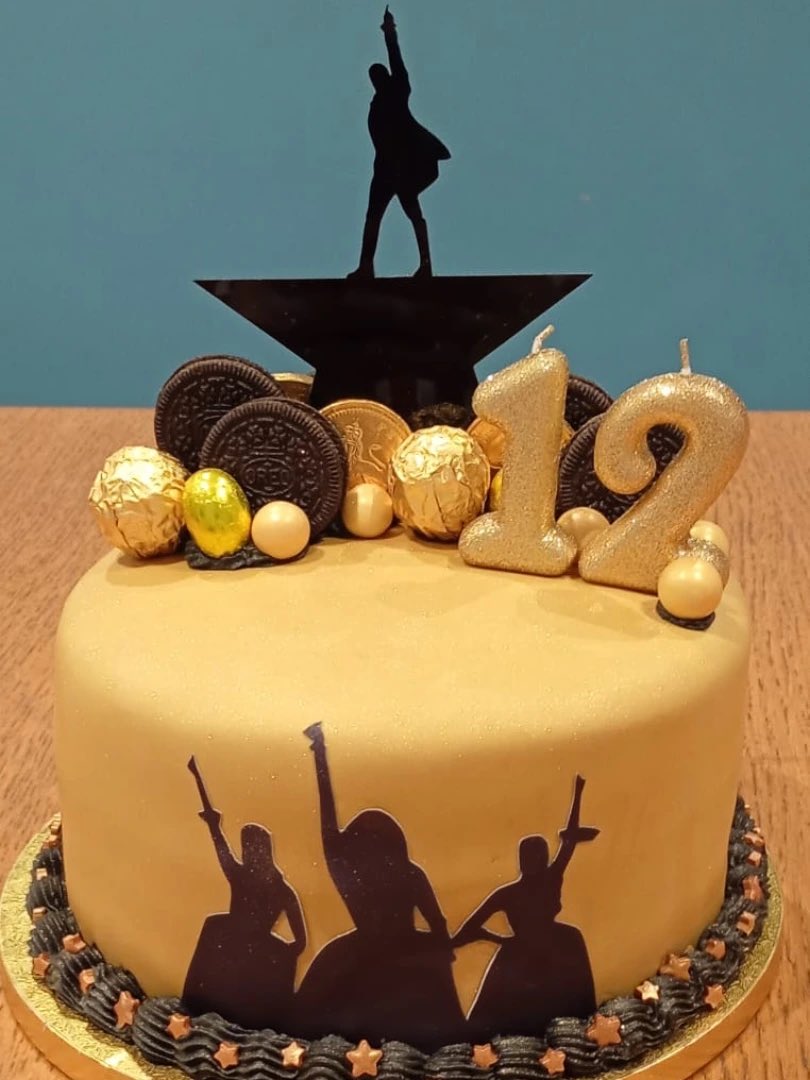 HamiltonMusical's tweet photo. Living is easy, baking is harder. #Hamilcakes https://t.co/0hdVfO4LhT