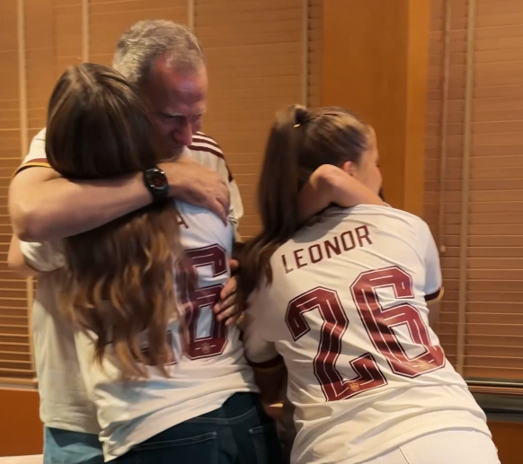 algosutiI's tweet photo. Mi familia real 😭 Viva España! https://t.co/f5xTSCoha1