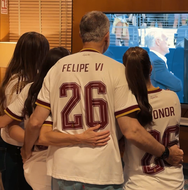algosutiI's tweet photo. Mi familia real 😭 Viva España! https://t.co/f5xTSCoha1