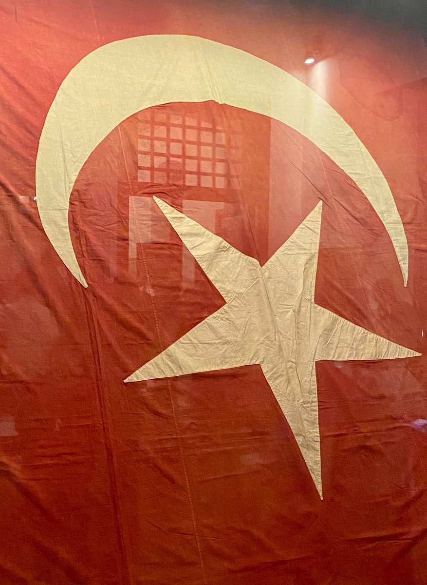 shineitself's tweet photo. "Vurulup tertemiz alnından, uzanmış yatıyor;
Bir hilâl uğruna, yâ Rab, ne güneşler batıyor!" #15TemmuzDemokrasiVeMilliBirlikGünü https://t.co/xsYeF75xBN