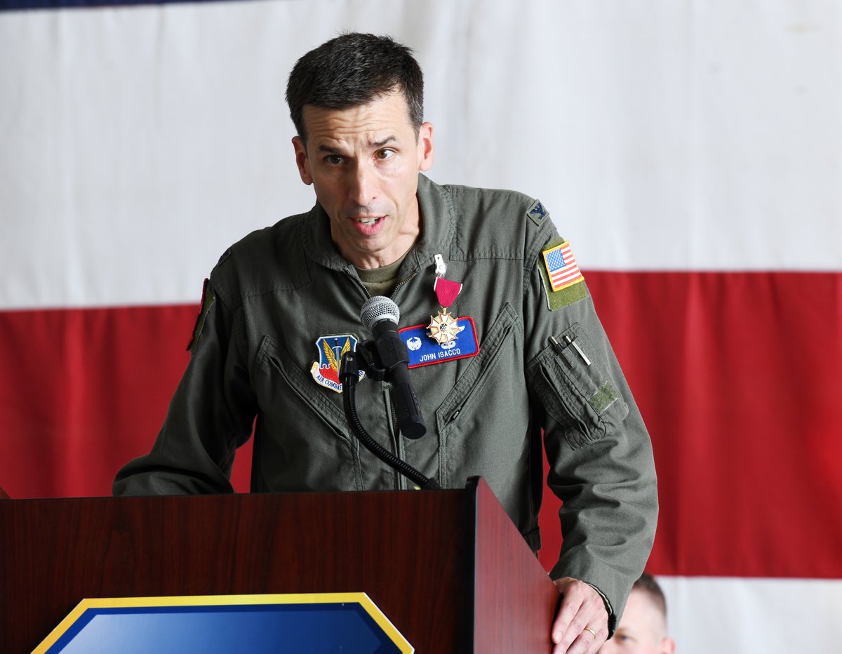 Offutt_AFB's tweet photo. The 55th Operations Group recently welcomed Col Taylor Eavenson as their new commander! ✈️ 

The ceremony also recognized Col John Isacco for his exceptional leadership.

Thank you, Col Isacco, for your leadership. Welcome to #TeamOffutt, Col Eavenson!

📷 by Charles J. Haymond https://t.co/gfDlbn3Nsp