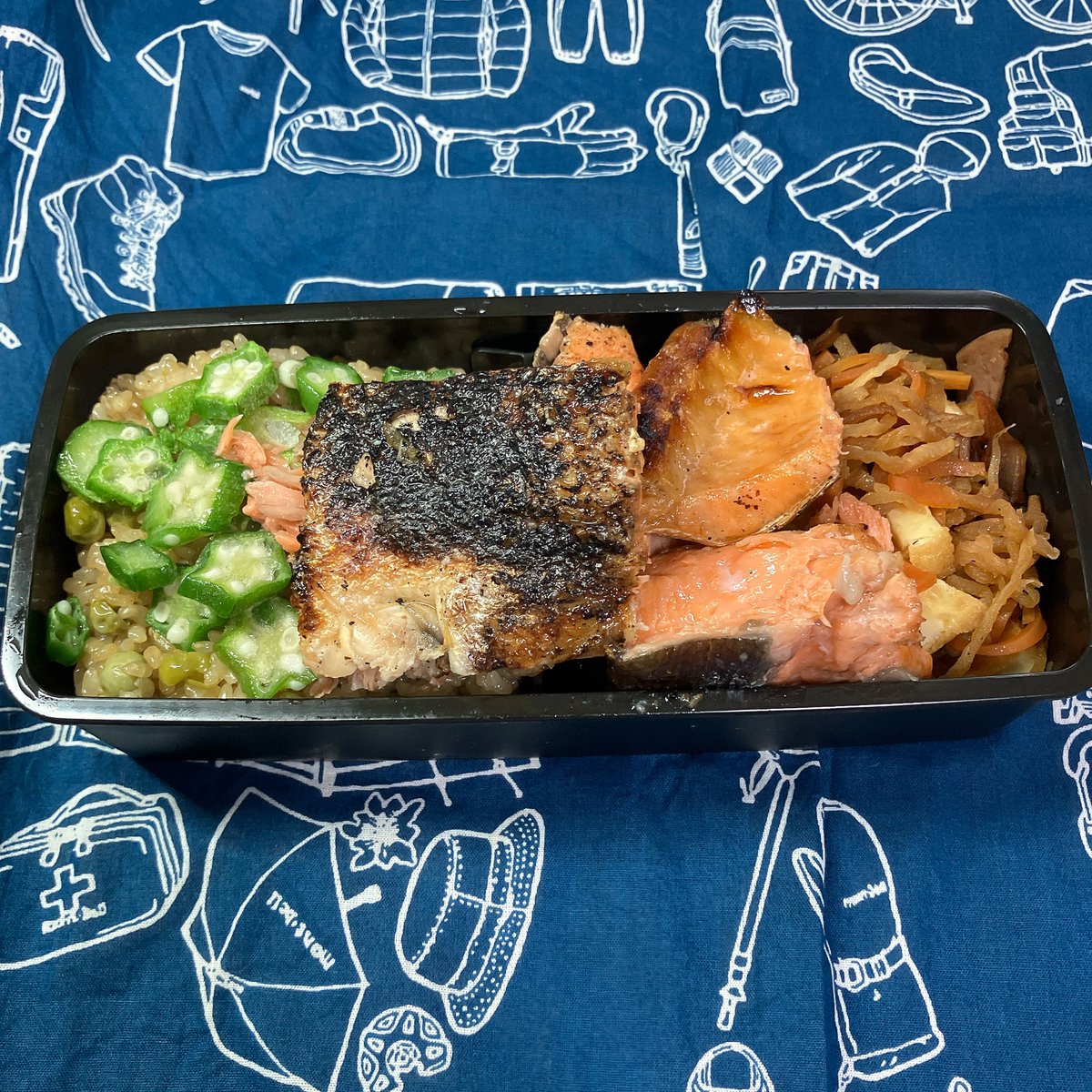 yasutsuka's tweet photo. おはようございます
今日のお弁当
玄米グリーンピースご飯を炊きましたオクラをのせてみた　切り干し大根に厚揚げ追加
鮭カマが大きすぎて問題
収納工夫しなきゃ
#おっさん弁当
#X家庭料理部
#お腹ペコリン部 
#Twitter家庭料理部 https://t.co/8WmJFx7qJF