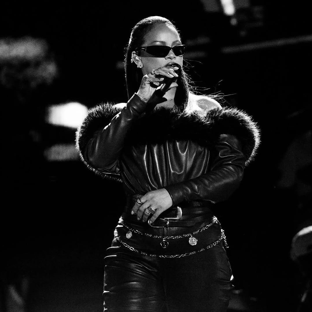 yafmvilla's tweet photo. ¡Sorprende el regreso de @rihanna! La cantante aparece como invitada sorpresa en el concierto de #JayZ en #NuevaYork, después de años de ausencia en un escenario. #viral #martesdetentación https://t.co/2MGEro8qen