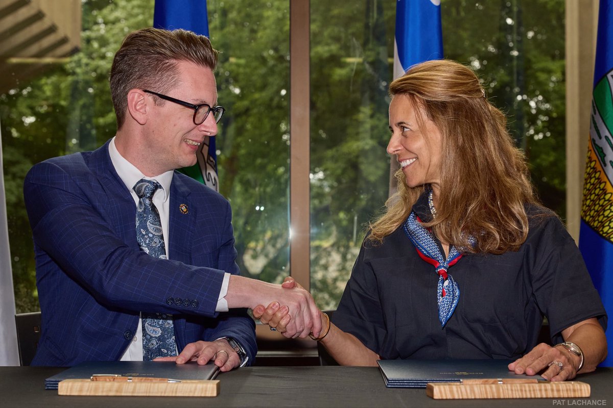 FEDuranceauCAQ's tweet photo. Le Québec et l’Alberta s’entendent pour accélérer le déploiement de l’intelligence artificielle au sein de l’État 🤝
 
En compagnie du ministre des Technologies et de l’Innovation de l’Alberta, @nateglubish, j’ai signé une entente de coopération de cinq ans visant à accélérer le déploiement de l’IA dans l’administration publique.

Concrètement, cette collaboration permettra de : 🔹 partager les connaissances et les meilleures pratiques en IA; 🔹 mettre en commun des actifs technologiques réutilisables; 🔹 développer des formations et offrir de l’accompagnement au personnel; 🔹 renforcer les expertises en gouvernance des données, en cybersécurité et en protection de la vie privée.

L’objectif : offrir des services publics plus rapides, plus simples et mieux adaptés aux besoins des Québécoises et des Québécois.

Plutôt que de repartir à zéro chacun de notre côté, nous misons sur les solutions déjà développées. Une approche axée sur l’efficacité de l’État!

Pour les détails : https://t.co/UJY2yqzZd4