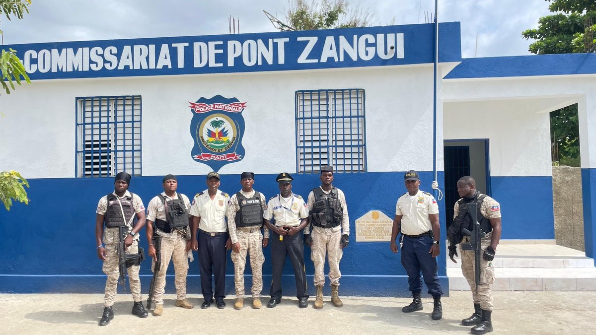 LuneActus's tweet photo. Sekirite: Yon nouvo pòs polis inogire nan Limonad.

Yon nouvo pòs polis te inogire ayè lendi 13 jiyè 2026 la nan Pon Zangi, sou Wout Nasyonal Nimewo 6 la, nan komin Limonad, gras ak yon patenarya ant Fondasyon Silencieux Augustin ak Pawas Sentàn.
Pandan seremoni an, Direktè Depatmantal Polis Nò a, Komisè Divizyonè Ernst Bouquet Dorfeuille, reyafime angajman li pou relouvri pwogresivman diferan soukomisarya nan depatman an, nan objektif pou ranfòse prezans lapolis ak amelyore sekirite popilasyon an.
Pou kounye a, misyon sekirize nouvo pòs polis sa a konfye bay ajan Inite Depatmantal Mentyen Dòd (UDMO) yo k ap fè yon travay san parèy nan depatman.@LuneActus