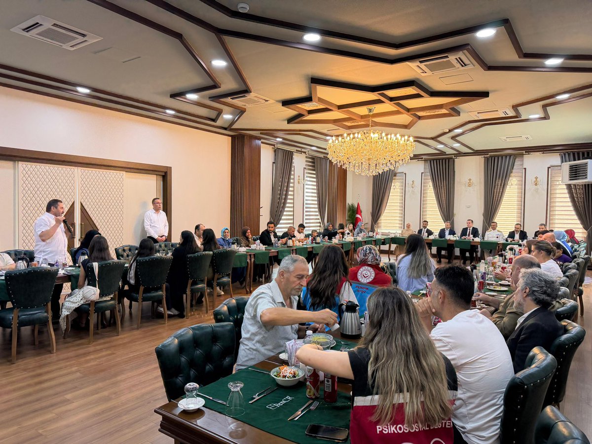 istanbul_pendik's tweet photo. Kaymakamımız Mehmet Yıldız, Garnizon Komutanımız Tümamiral Recep Erdinç Yetkin ve Belediye Başkanımız Ahmet Cin, 15 Temmuz şehitlerimizin kıymetli aileleri ve kahraman 15 Temmuz gazilerimiz ile akşam yemeğinde bir araya geldiler…
📍Pendik Millet Bahçesi, Pencere Teras https://t.co/N3XkvrmIhw