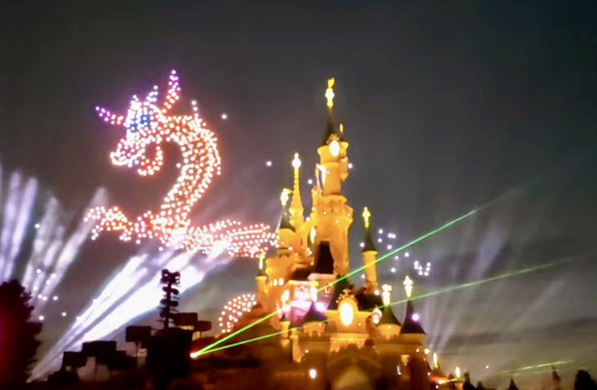 DisneyParkshows's tweet photo. To conclude, we truly appreciate all the last-minute work needed after the adaptations, especially from the lighting designers. They found a way to make the castle shine like never before, and the spotlights were absolutely incredible! ✨🏰

Good night, les Amis! 🇫🇷 https://t.co/OU6vU5X7TE