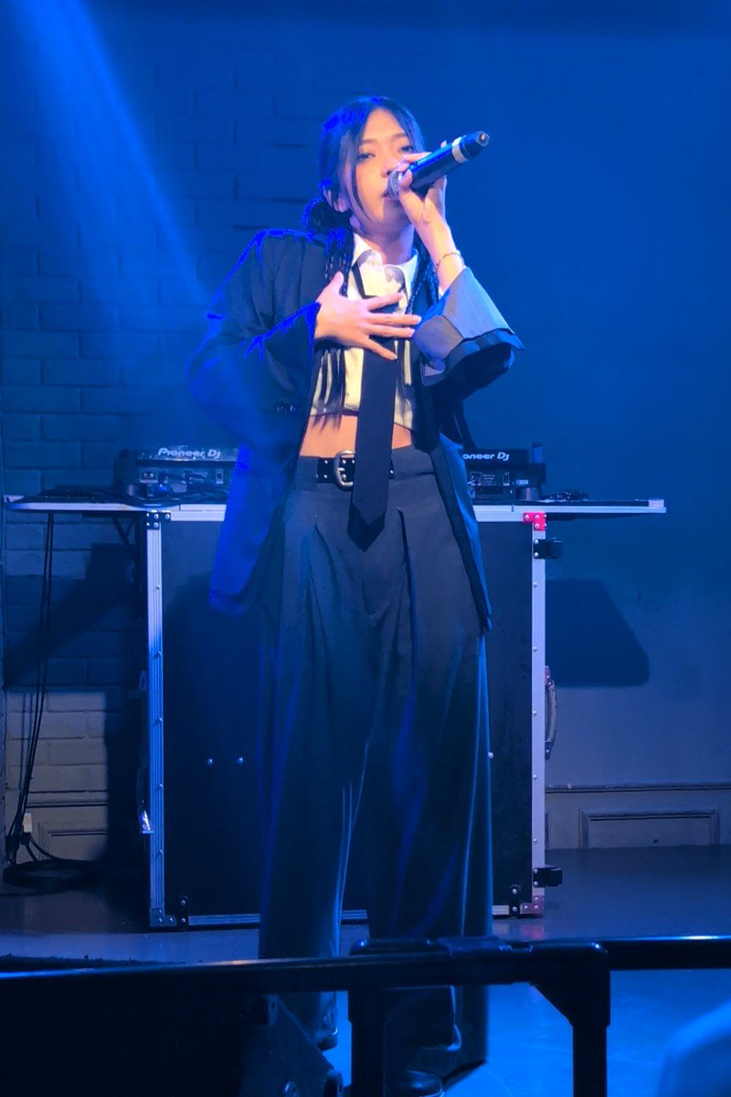 blow_melody2020's tweet photo. #Levii 
 #渋谷
 #CLUBMalcolm
LeviiちゃんLIVEお疲れ様でした😊
皆、曲がオシャレ✨️でDANCE💃も上手いので見ていて楽しい。
歌っている笑顔が明るい気持ちにしてくれます🥰これからも注目アーティストの1人で応援していきます👍

@levii_guil https://t.co/kRvozK6ySe