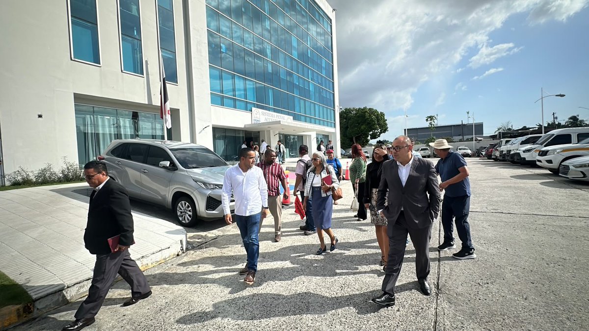 ClaridadPanama1's tweet photo. Ahora desde la audiencia Genaro López y Marco Andrade de CONUSI, se mantiene la medida después de garantías
Reporte eporte de Genaro semanal, y el depósito domiciliario para Andrade.
Fiscalía pretendía prisión en la Mega Joya o Coiba. https://t.co/qpXVJ9SUqr