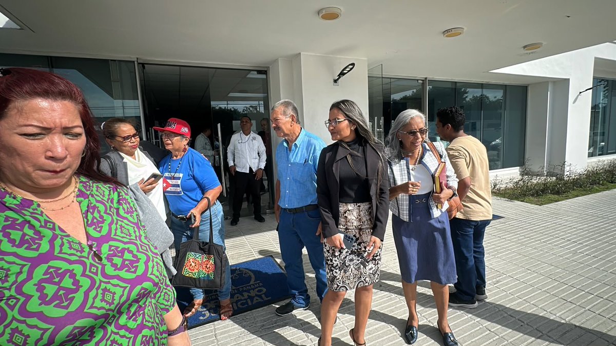 ClaridadPanama1's tweet photo. Ahora desde la audiencia Genaro López y Marco Andrade de CONUSI, se mantiene la medida después de garantías
Reporte eporte de Genaro semanal, y el depósito domiciliario para Andrade.
Fiscalía pretendía prisión en la Mega Joya o Coiba. https://t.co/qpXVJ9SUqr