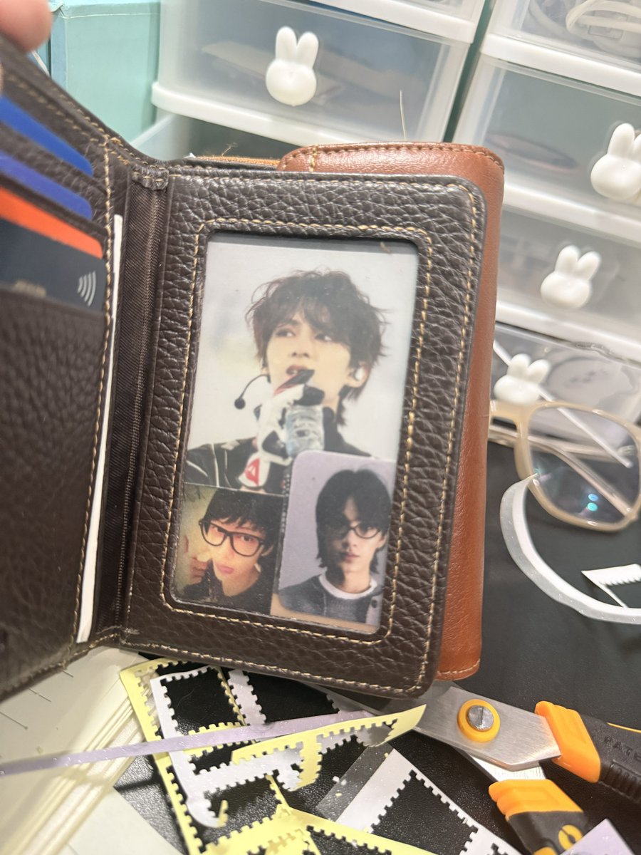_tenthoffeb's tweet photo. Sabi nila kung sino daw yung picture sa wallet mo, ayun yung pinagkakagastusan mo or don napupunta pera mo

Ang laman ng wallet: https://t.co/2k2HOHvLkv