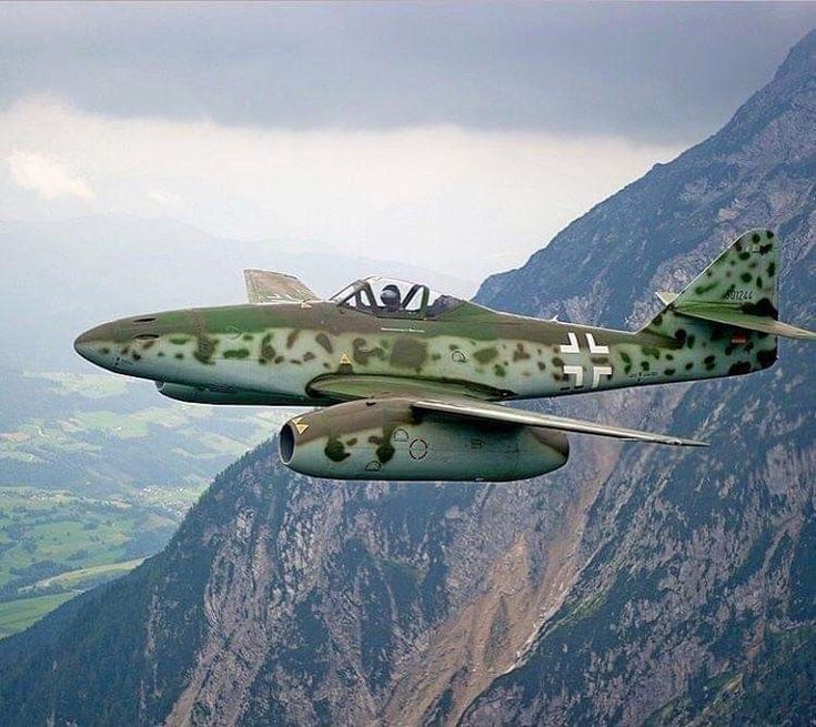 Das_Pazer's tweet photo. #Messerschmitt Me 262
The world’s 1st operational jet-powered fighter #aircraft, featuring its distinctive green and brown mottled camouflage pattern. https://t.co/03QWe3LRxi