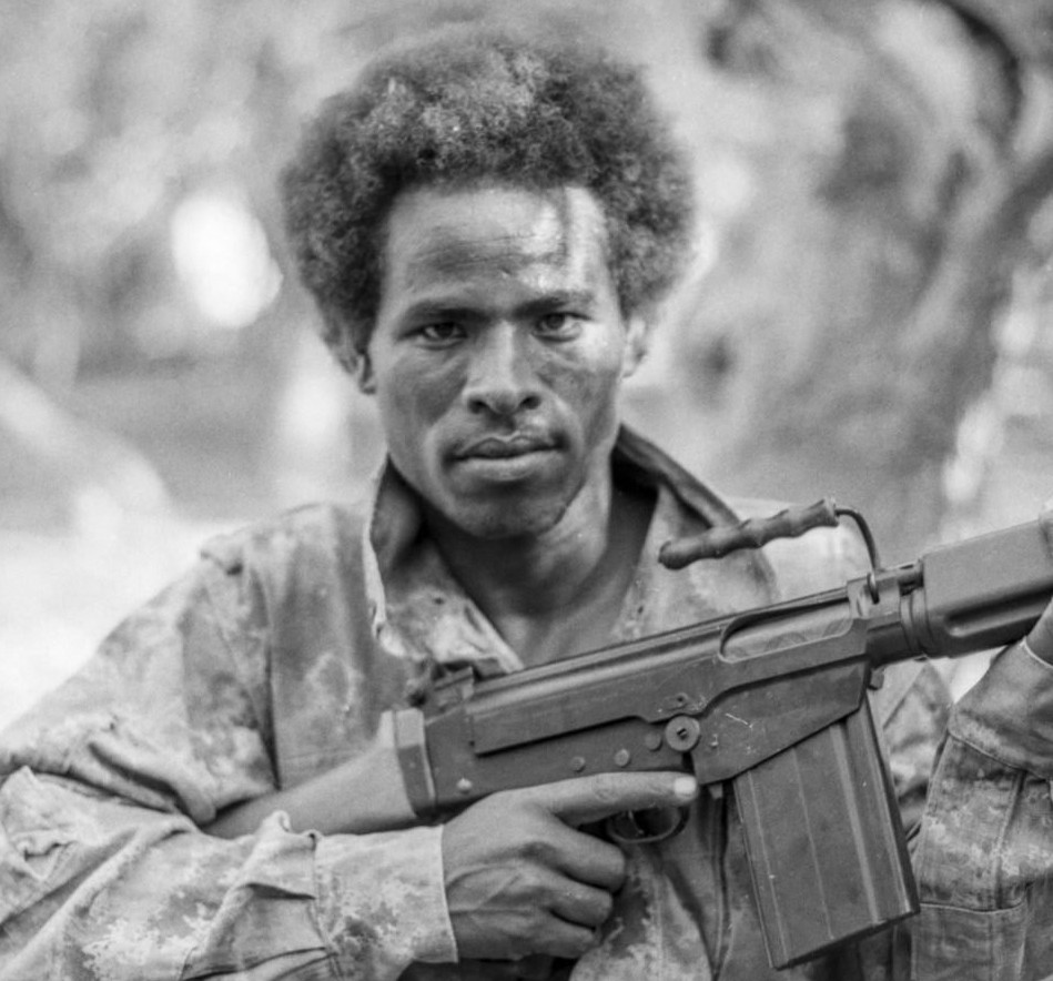 perezreverte's tweet photo. Mis fotografías de guerra 1974-1985 (29)
#EnviadoEspecial 
Boldai Tesfamicael. Sus órdenes eran cuidar de mí hasta que llegásemos a Kassala, en Sudán. Y las cumplió. Tiene puesta mi chaqueta de los zapadores paracas de Alcantarilla. A mí me daba calor y a él no. https://t.co/6LYJeEM9YU