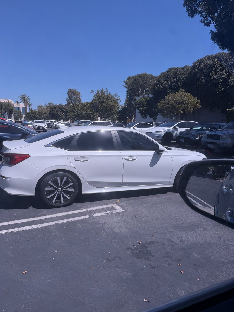 1hehes's tweet photo. i love how she doesnt want to park next to me<\3 https://t.co/PpjZsHeOFb