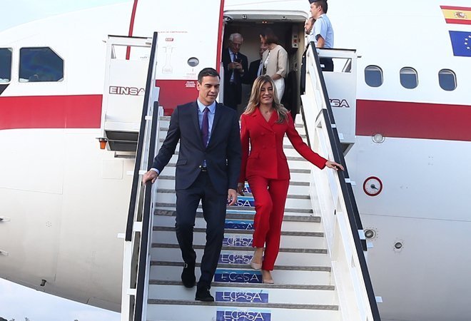 GermanGorraiz's tweet photo. ¿Cómo te quedas, Peinado?
Se rumorea por la Moncloa que Begoña Gómez va a pedir a Peinado poder asistir con su marido Pedro Sánchez a la final del Mundial de Fútbol.¿Peinado tendrá que tragar? https://t.co/0XDtu9sXds