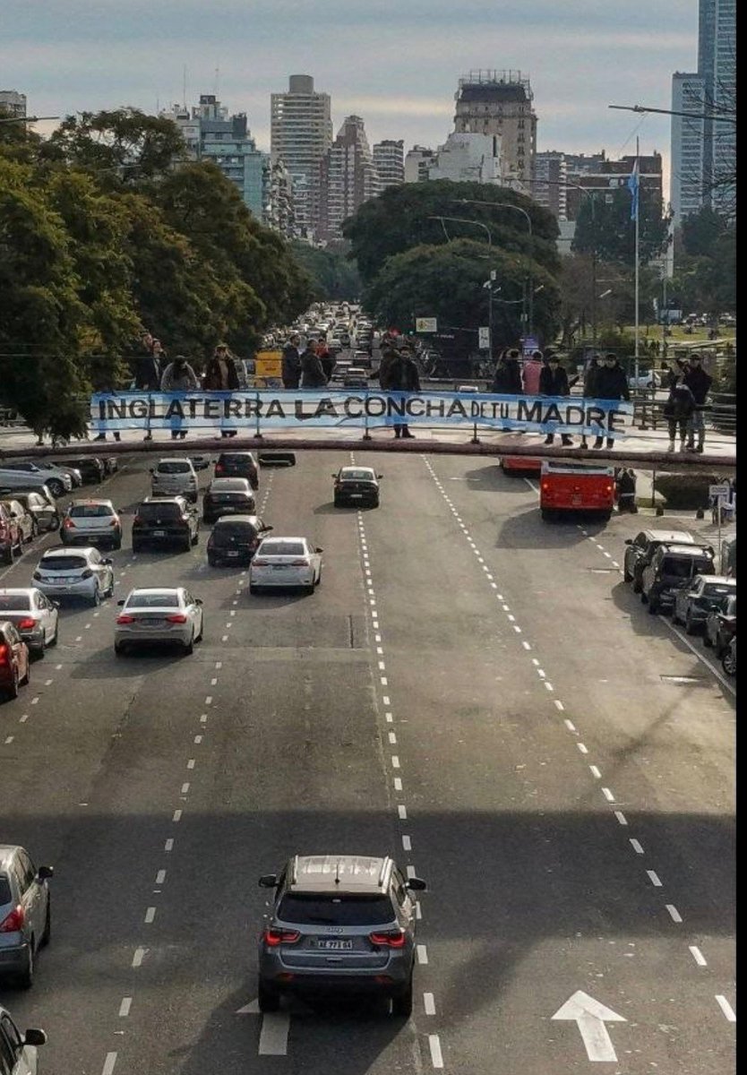 leosansok's tweet photo. Hermoso saludo de nuestros compatriotas a los ingleses, a una cuadra de la embajada británica. Camaradería futbolistica (?) 🇦🇷 https://t.co/SBrakRqeBR