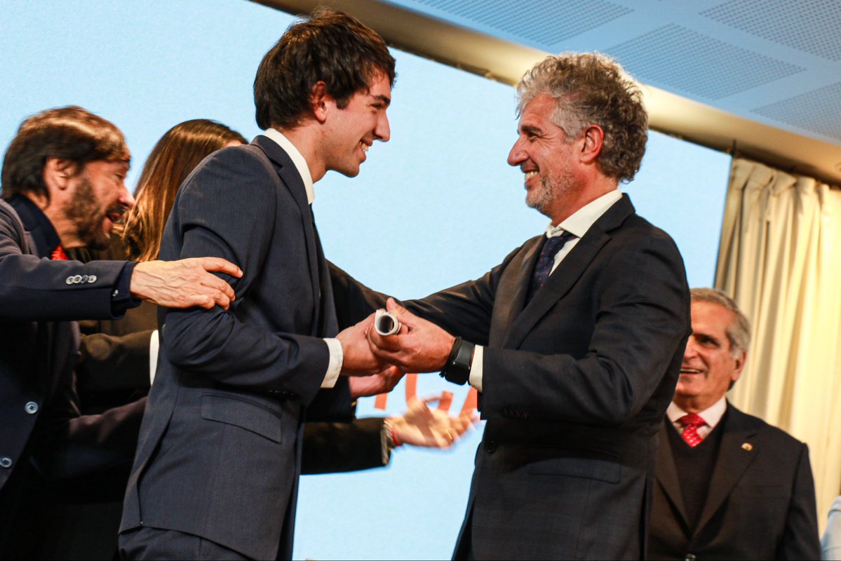 UBAeconomicas's tweet photo. Momentos que quedan para toda la vida 🧡

Repasá lo que fue una nueva jura de grado en UBA Económicas. 

Felicitaciones a nuestros graduados y graduadas por este logro. Les deseamos lo mejor en esta nueva etapa que comienza. https://t.co/zlLYsdJRaN